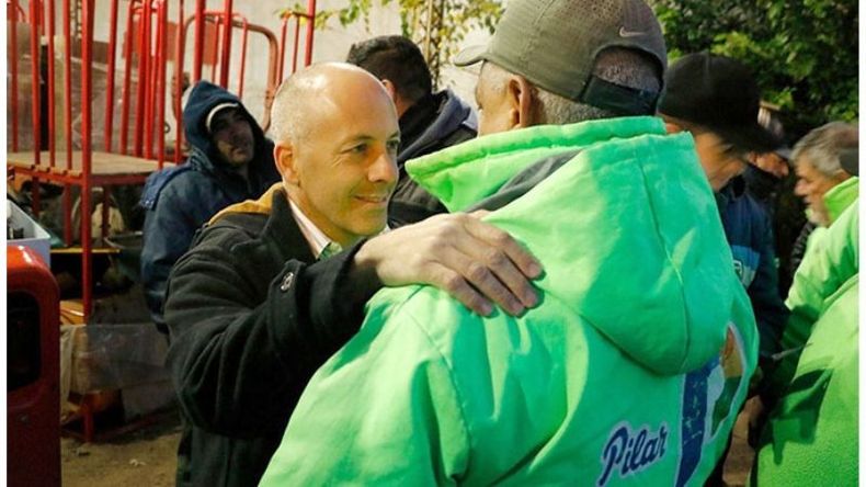 MANO EN EL HOMBRO. Ducoté, ayer, con un trabajador municipal. .