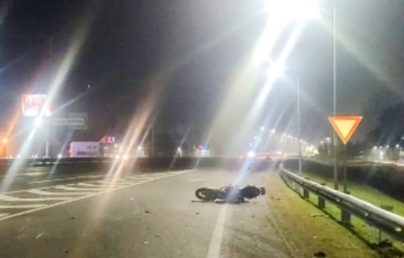 La moto quedó tendida sobre la Panamericana. No habría otro vehículo involucrado en el accidente.