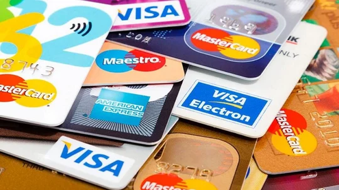 El uso de tarjetas de crédito bajó 1,7% real durante el mes pasado. La contracción no solo afecta a las tarjetas, sino también a préstamos personales. &nbsp;