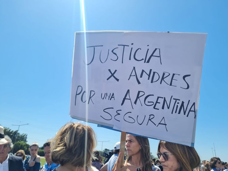 Familiares y amigos de Andrés Blaquier aguardaron la sentencia en las puertas del tribunal.&nbsp;