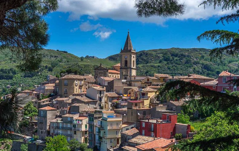 Novara de Sicilia en Italia. (theworldofsicily.com)..jpg
