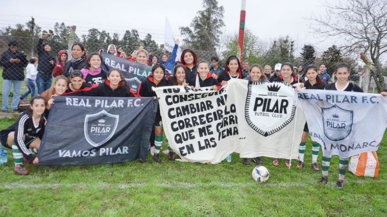 TRAPOS. Las Reinas festejan la goleada, que las mantiene 2ª en el torneo..