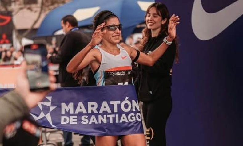 MARCA. Daiana cruza la meta haciendo récord de los 21K en Santiago.