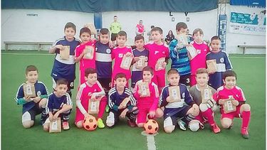 REGALOS. La 2010 de Sportivo y San Martín comparten los obsequios..