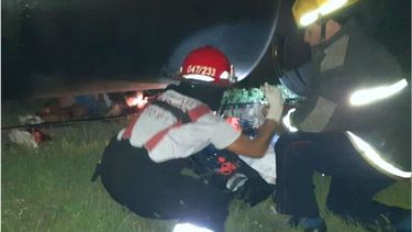 ARDUO. Los bomberos rescatan a la víctima. Murió en el hospital..