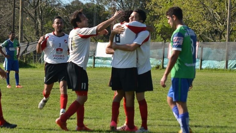 DESAHOGO. Facundo Páez celebra una de sus 2 conquistas ante Caza y Pesca..