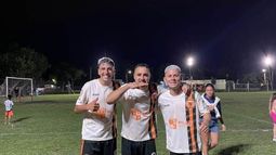 TRÍO. Iván Peralta y Daniel Flores, dos de los goleadores, con Braian Navarro.