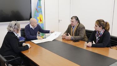 ACUERDO. Los funcionarios firmaron el convenio con la clínica..