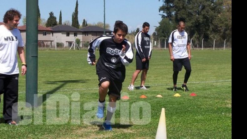 Marcos acelera en el entrenamiento de ayer. Atrás se preparan Sosa y Riquelme..