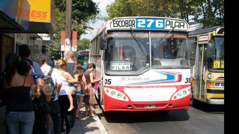 Los pasajeros de Villa Rosa reclaman más frecuencia a la línea 276..