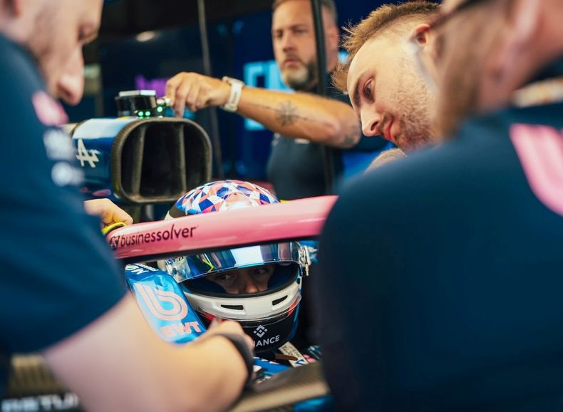 Franco Colapinto ajusta los detalles subido al Alpine de F1.