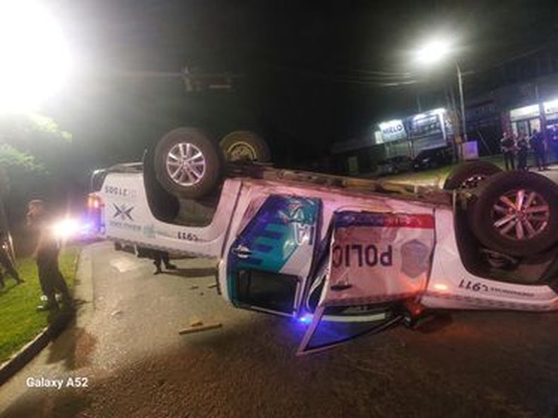 VOLCADO. Así quedó el patrullero en Ruta 8 y Guido.
