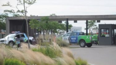 La policía en la entrada al complejo Puertos, en Escobar.