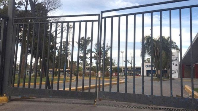 OTRA VEZ. Volvieron a cerrar Carrefour por el contagio de una cajera. .