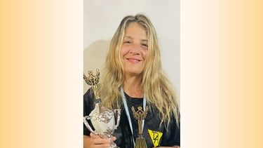TROFEO. Allende posa feliz con la medalla y la Copa Nacional de Ultradistancia.
