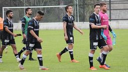 SIN TRIUNFOS. Los jugadores de Real preocupados por no poder ganar..