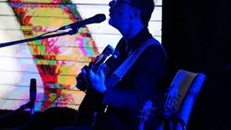 MÚSICA Y DIBUJOS. Kevin Johansen cantando, atrás, uno de los trabajos de Liniers. MÚSICA Y DIBUJOS. Kevin Johansen cantando, atrás, uno de los trabajos de Liniers.