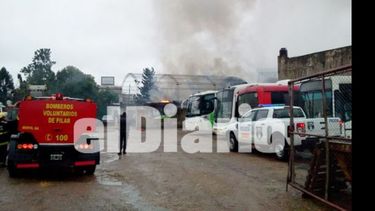 Incendio en playa de estacionamiento del 57