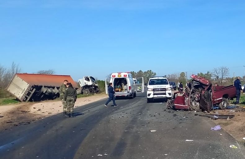 El camión y la Hiluz protagonizaron un terrible choque en la ruta 47.