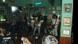 Sin abandonar los shows en vivo, Larson sigue trabajando en su segundo disco..