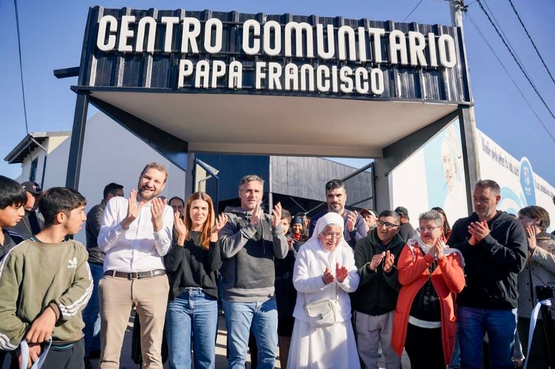 CINTA. El centro comunitario homenajea al Papa Francisco poco después de su fallecimiento.