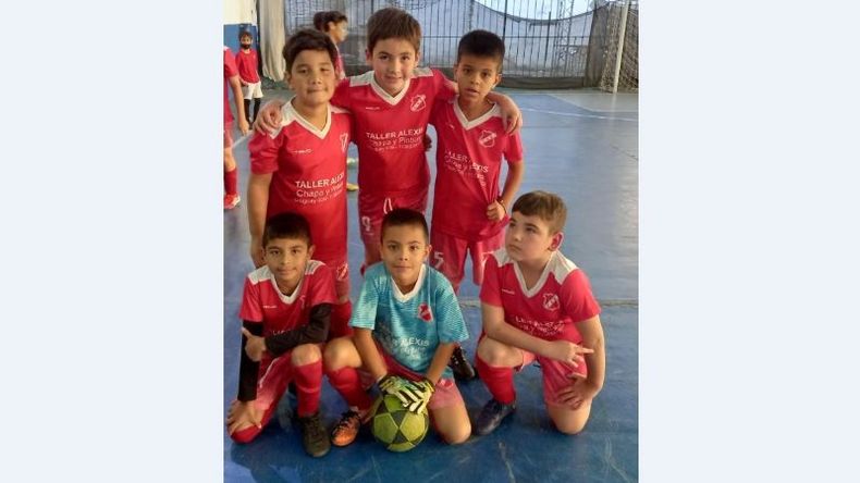 TRIUNFO. La categoría 2013 de Sportivo que superó a Academia Kaly..