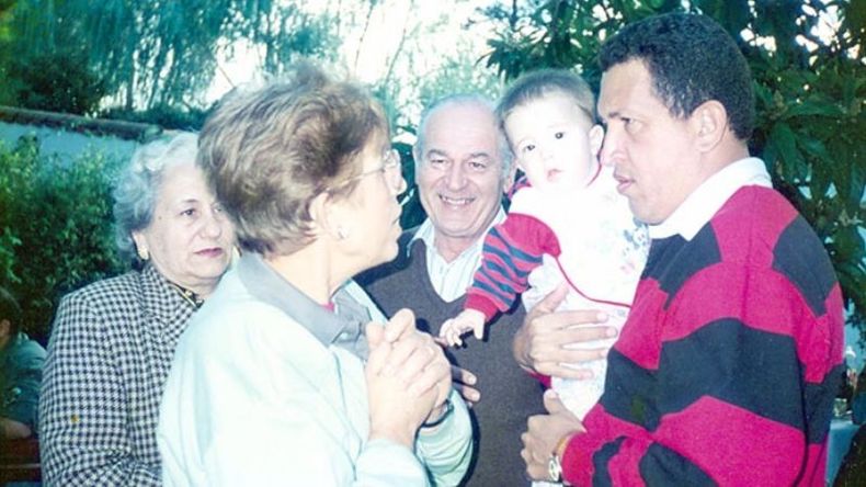 En 1994, años antes de llegar al poder en Venezuela, Hugo Chávez estuvo en Pilar. En la foto se lo ve junto al recordado vecino, concejal y funcionario, José Sánchez. .