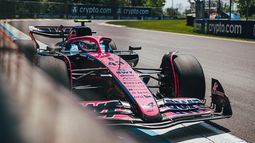 AL LÍMITE. Franco Colapinto pasando cerca por el muro de los campeones en Canadá.&nbsp;