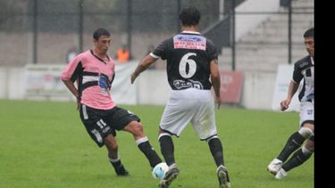 González toca ante Chaves. Armó una jugada bárbara que no fue gol por el arquero..
