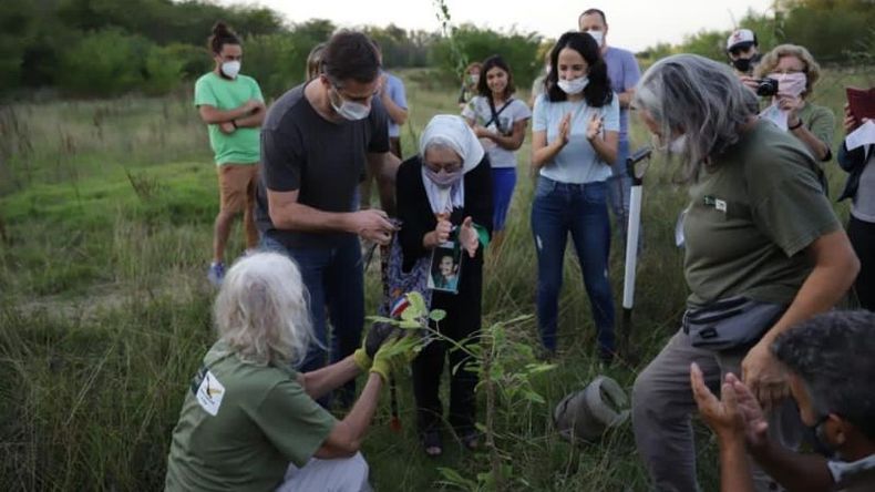 Norita participó plantando un árbol. Foto: Municipalidad de Pilar..