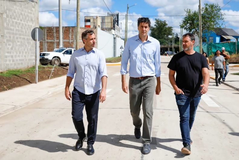 Achával recorriendo la obra junto a los secretarios de Obras Públicas y de Gobierno, Luis Bonfante y Santiago Laurent.