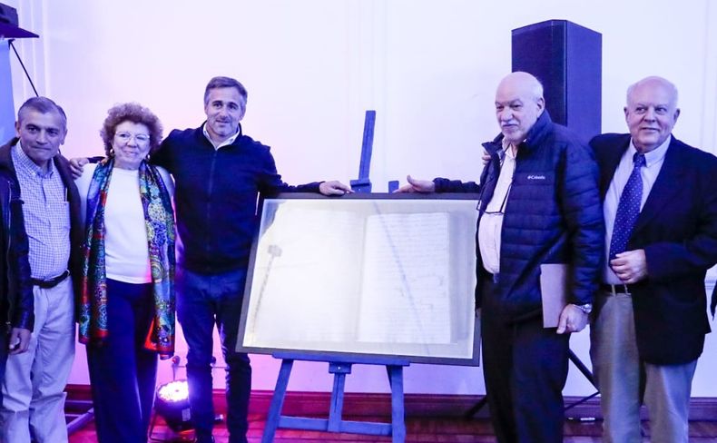 Daniel Castro, Sonia Lembeye, Aldo Beliera y Agustín Cappello junto a Federico Achával y la gigantografía del acta original de la creación de Pilar.