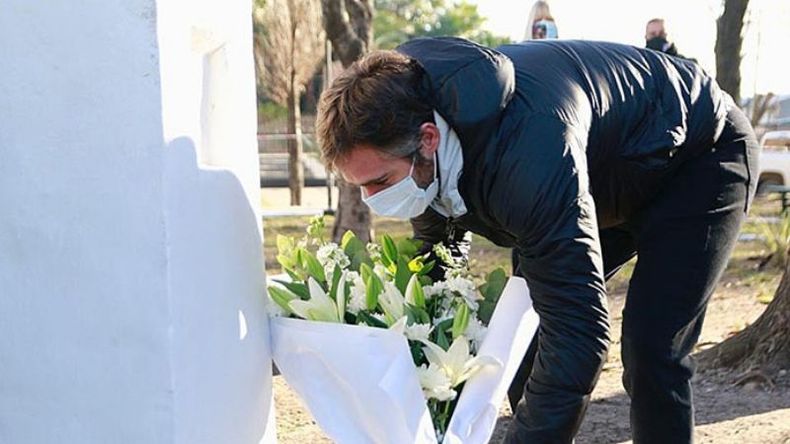 SE SUMÓ. Achával se acercó a Alberti para colocar una ofrenda floral..