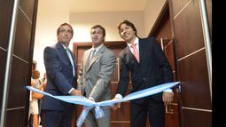 Los jueces Zamarripa y Ranieli rodean a Achával en el corte de cintas..