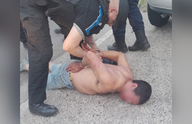 El hombre fue reducido por vecinos y detenido por la policía en Manuel Alberti. Tiene antecedentes por acoso.