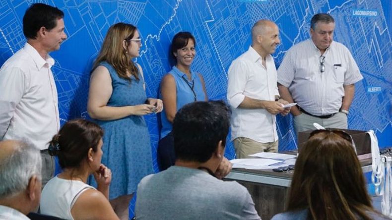 ALARMA. Ducoté encabezó la entrega junto a funcionarios..