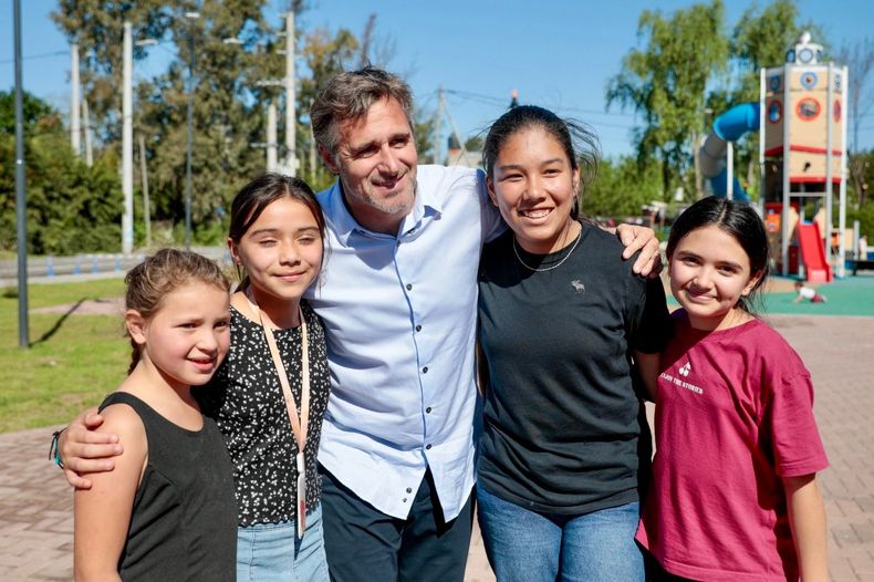 Federico Ach&aacute;val estuvo presente en los talleres para mujeres realizados en la plaza del barrio R&iacute;o Luj&aacute;n.