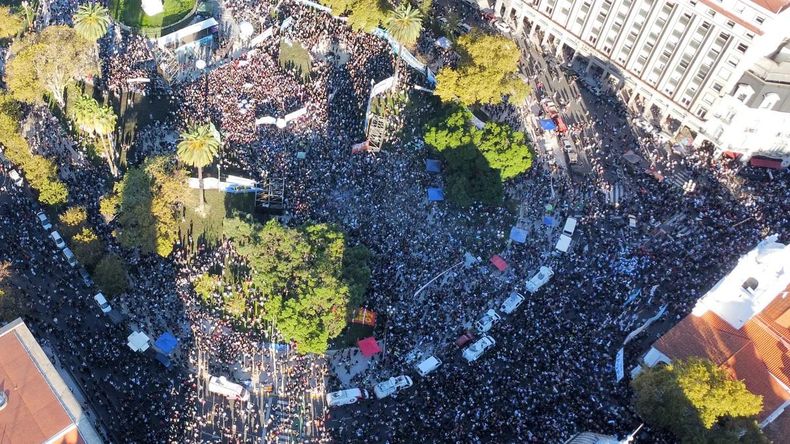 La Plaza de Mayo, repleta de gente, durante la marcha de este martes.&nbsp;&nbsp;