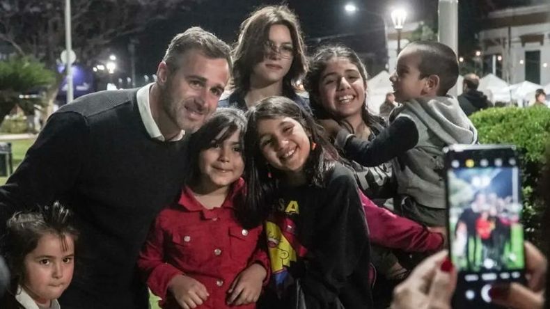 FOTO. Achával recorrió el Paseo del Centro y saludó a los vecinos. .