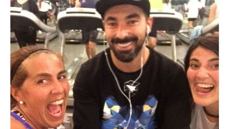 SONRISAS. Moni y Barby, junto al Pocho..