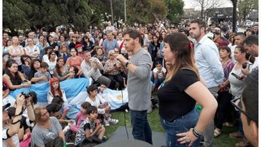 MARCO. Kicillof, Portos y Achával, con la multitud de fondo..