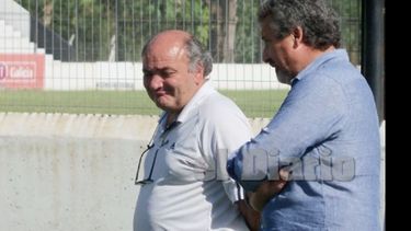 Santángelo junto a Mansilla. El dirigente quiere mantener la base y el DT..