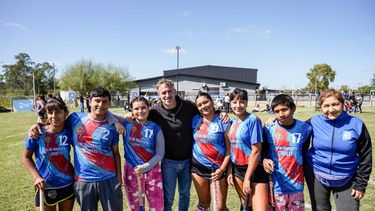 HOCKEY. El intendente Federico Achával junto a un grupo de chicas que practican en el Club Tribarrial.