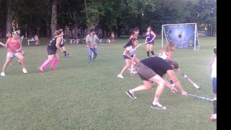 Los papás, las mamás y las jugadoras participaron del hockey libre, durante el tercer tiempo..