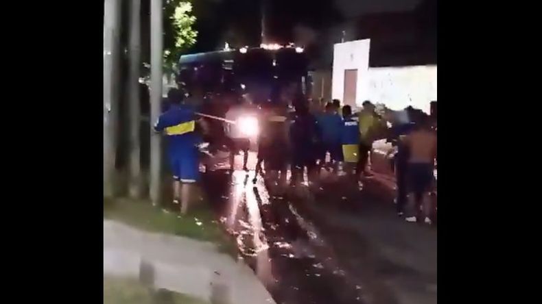 Los hinchas de Boca apredrean el micro que traía nuevamente a Pilar a los simpatizantes de River.