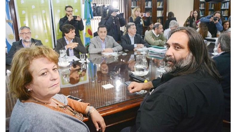 TODO PASA POR LA PLATA. Petrocini y Baradel, en la reunión de ayer. .