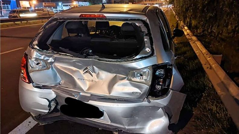En la mañana de este martes, en el kilómetro 41,500 de Panamericana, el conductor de una Ford Raptor azul, chocó violentamente un auto en su parte trasera, dándose a la fuga. No pudimos tomar la patente, si alguien la vio, agradezco información. El auto quedó totalmente destruidos. Nosotros, gracias a Dios, la podemos contar. Pero esta persona no puede andar así. Un asesino al volante. Agradezco cualquier información. M @Martin_m32..