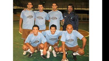 El equipo de fútbol reducido de Fénix que pelea por entrar a la ronda campeonato..