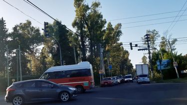 PELIGRO. El semáforo de ruta 25 y calle Chubut no funciona.