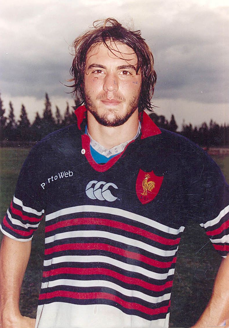 Año 2003. Juan Martín Hernández con la camiseta de Deportiva Francesa. Luego pasaría al rugby francés y brillaría en Los Pumas como uno de los tres mejores jugadores del mundo.
